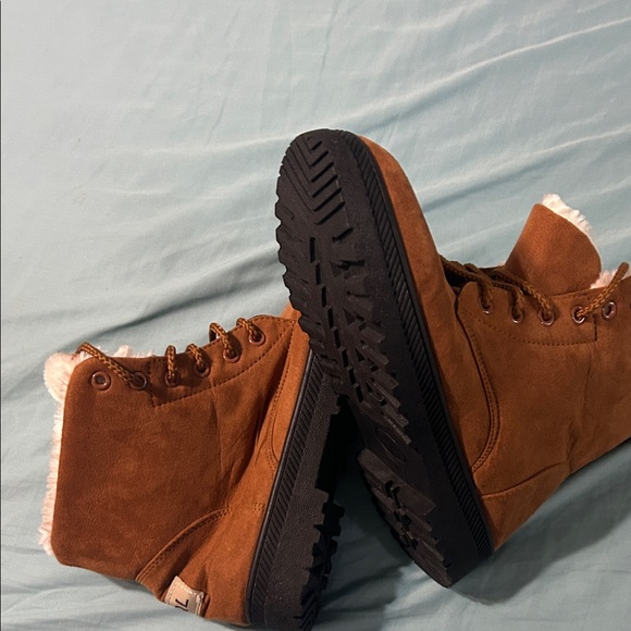 Warm Tan Women's Winter Boots size 40 inside which is size 9. Warm fur inside. - Picture 9 of 11